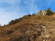 20 Da bosco si passa a ripido pratone d'erba secca